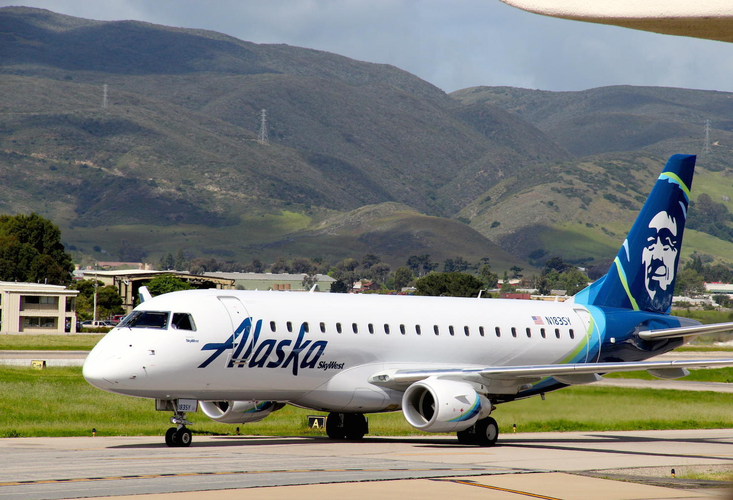 alaskan airlines flies into tri city tn airport